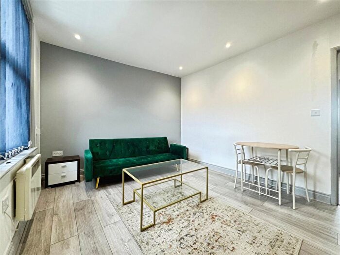 3 Bedroom Apartment To Rent In Castle Street, Reading, Berkshire, RG1