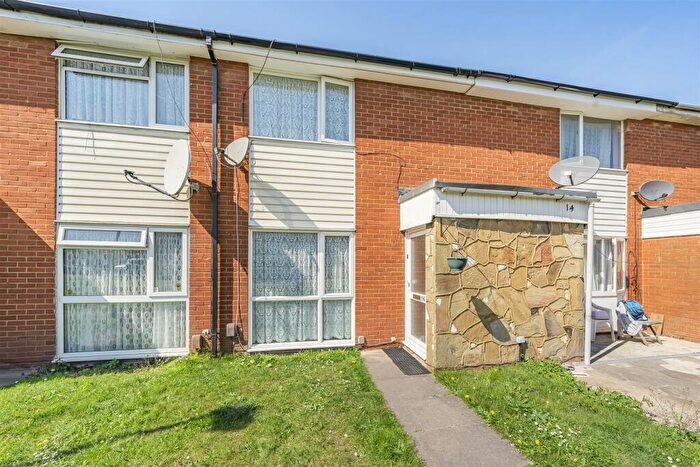 3 Bedroom Terraced House For Sale In Trent Road, Slough, SL3