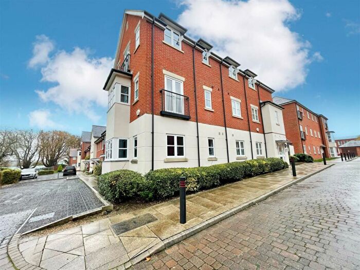 2 Bedroom Flat To Rent In Consort Mews, Knowle, Fareham, PO17