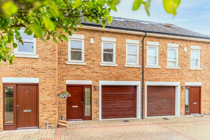 4 Bedroom Town House To Rent In Kingfisher Close, Broxbourne, Hertfordshire, EN10