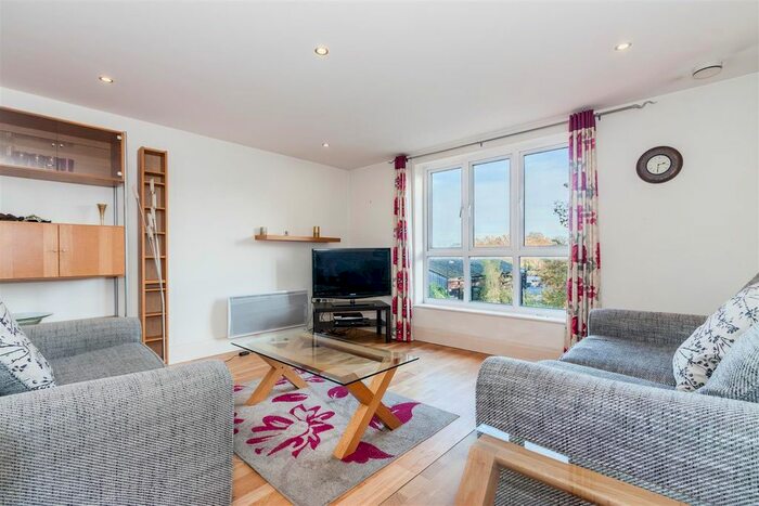 2 Bedroom Flat To Rent In High Street, Brentford, TW8