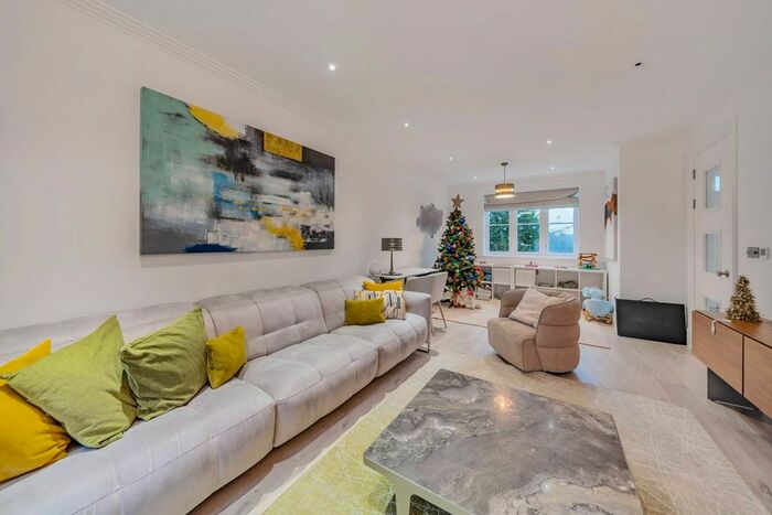 3 Bedroom Detached House To Rent In Daffodil Crescent, Oakwood, Barnet, EN4