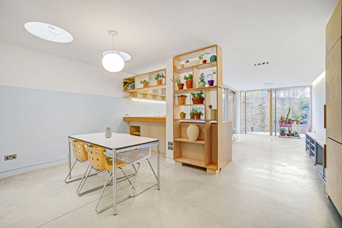2 Bedroom Flat To Rent In Silverthorne Road, London, SW8