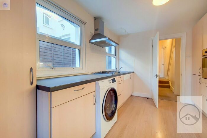 2 Bedroom Flat To Rent In Garratt Lane, London, SW17