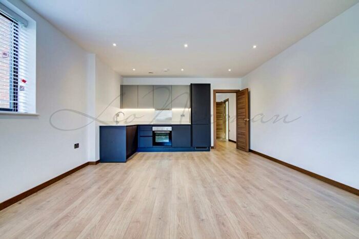 2 Bedroom Flat To Rent In Harvest Lane, Thames Ditton, KT1