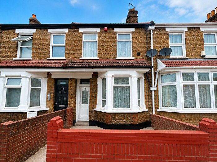 3 Bedroom Terraced House For Sale In Lea Road, Southall, Gretaer London, UB2