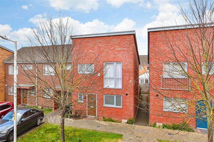 3 Bedroom End Of Terrace House For Sale In Rainbow Gardens, Dartford, Kent, DA1