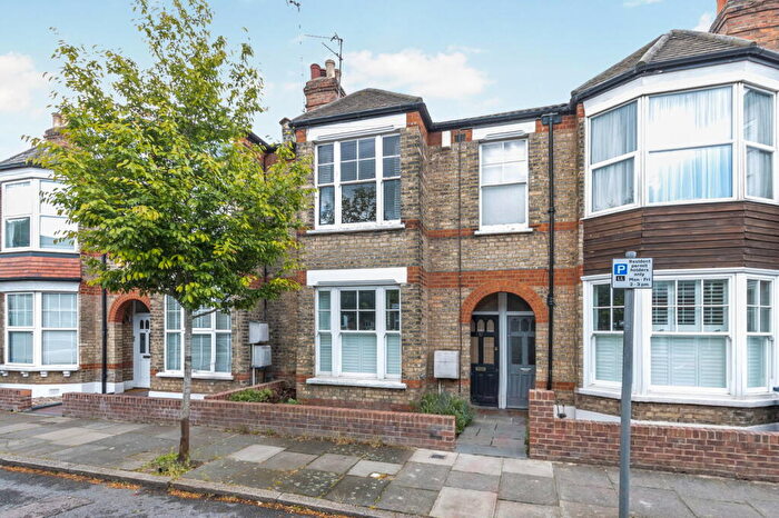 2 Bedroom Maisonette For Sale In Leslie Road, N2