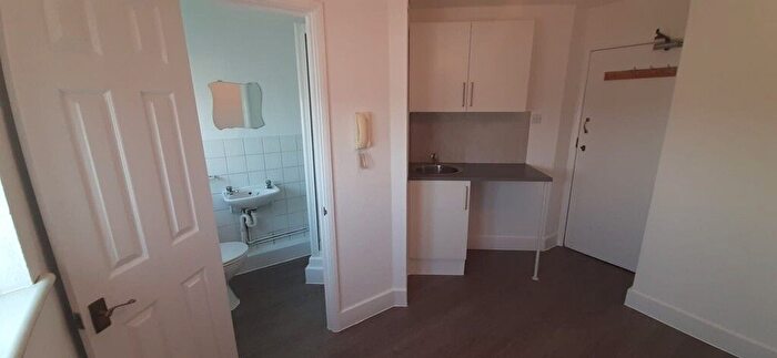 Studio To Rent In High Road, London, N20