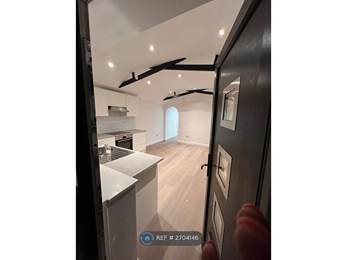 2 Bedroom Bungalow To Rent In Kingsway, Farnham Common, SL2