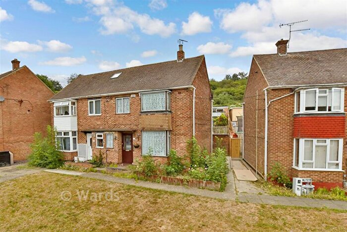 3 Bedroom Semi-Detached House For Sale In Carnation Road, Strood, Rochester, Kent, ME2
