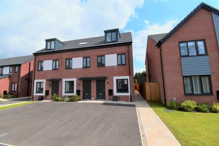 3 Bedroom Town House To Rent In Stowe Lane, Hilton, DE65