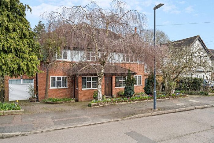 4 Bedroom Detached House For Sale In Malpas Drive, Pinner, Middelsex, HA5
