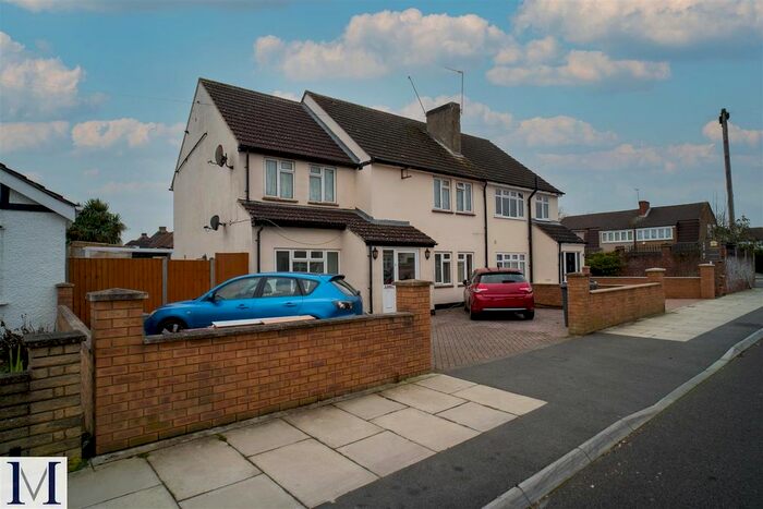 1 Bedroom Flat To Rent In Whiteheart Avenue, Uxbridge UB8