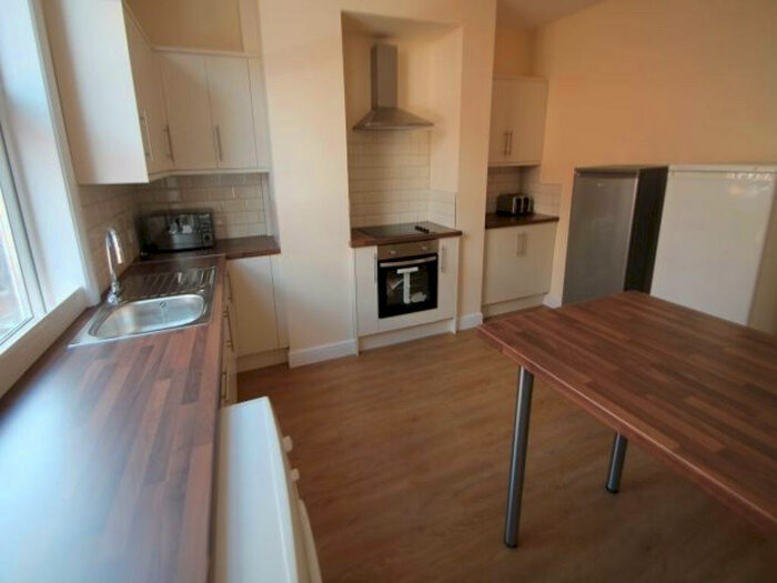 4 Bedroom House To Rent In Norwood Place, Leeds, LS6