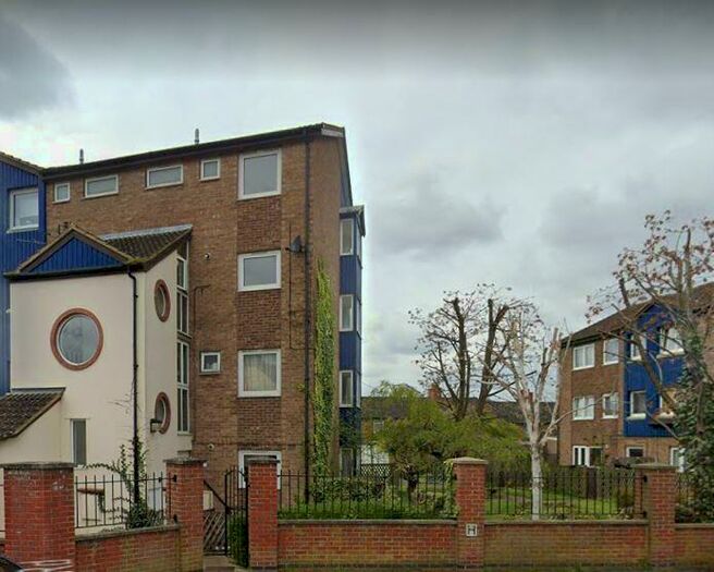 3 Bedroom Maisonette To Rent In Cromwell Road, Rushden, Northamptonshire, NN10