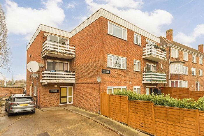 3 Bedroom Flat For Sale In Lynton Road, Acton, W3