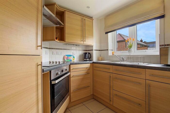 2 Bedroom Flat For Sale In Eadhelm Court, Penlee Close, Edenbridge, TN8
