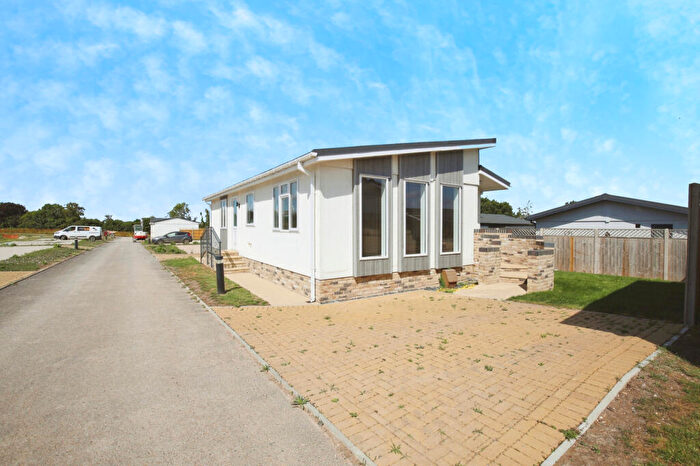 2 Bedroom Park Home For Sale In Andover, Hampshire, SP11