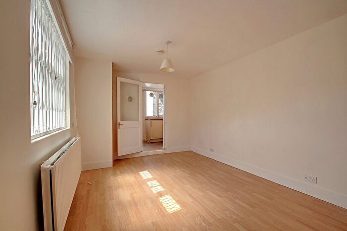 1 Bedroom Flat To Rent In Mulkern Road, Archway, London, N19