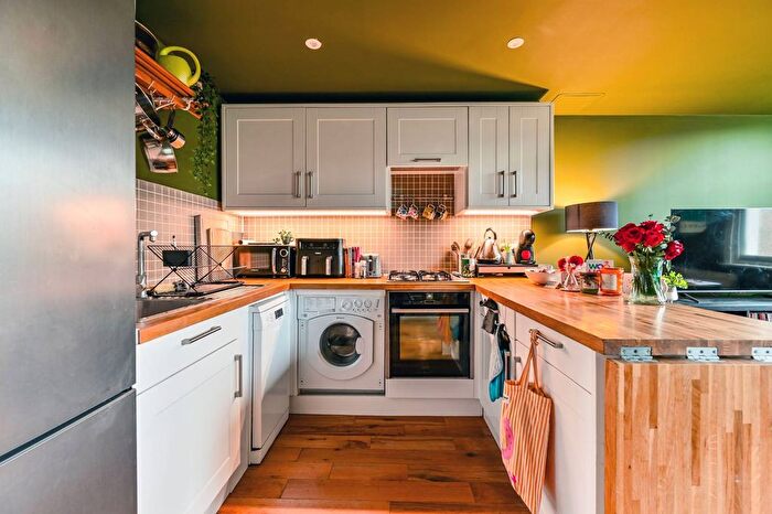 2 Bedroom Flat To Rent In Evering Road, Stoke Newington, London, E5