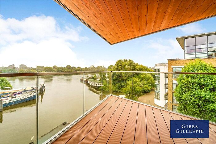 2 Bedroom Flat To Rent In High Street, Brentford, TW8