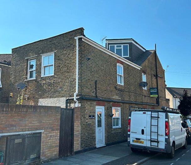 1 Bedroom Flat For Sale In C Nelson Road, Whitton, Twickenham, Middlesex, TW2