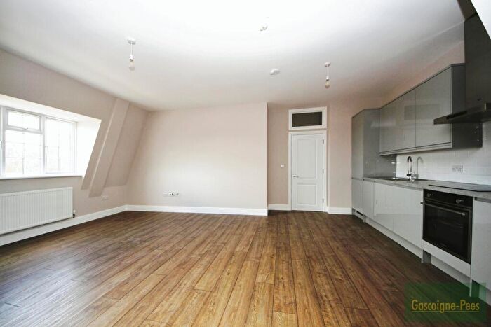 2 Bedroom Flat To Rent In Petunia Court, Malden Manor, KT3
