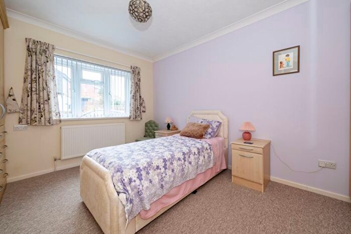 2 Bedroom Detached Bungalow For Sale In Farriers Way, Uckfield, TN22