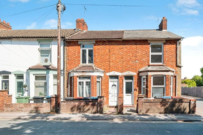 3 Bedroom Terraced House For Sale In Albert Street, Bletchley, Milton Keynes, Buckinghamshire, MK2
