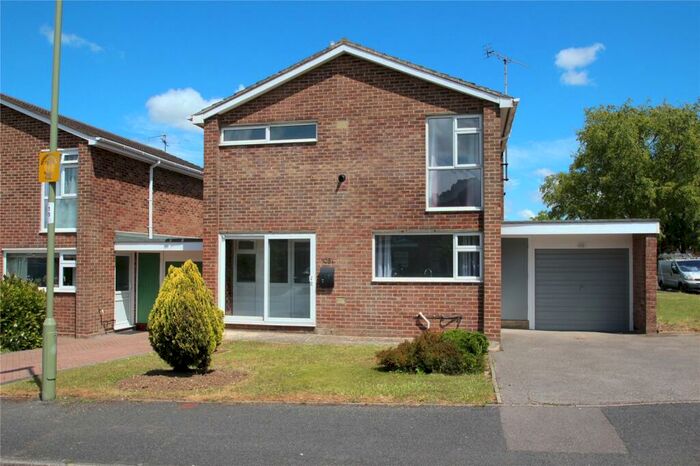 3 Bedroom Detached House To Rent In Coniston Road, Kempshott, Basingstoke, Hants, RG22