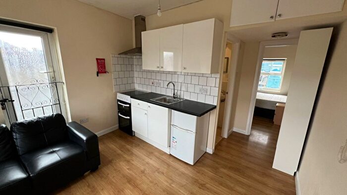 1 Bedroom Terraced House To Rent In Hammersmith Road, London, W14