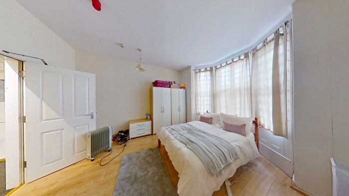 4 Bedroom Flat To Rent In Flat, Alpha Terrace, NG1