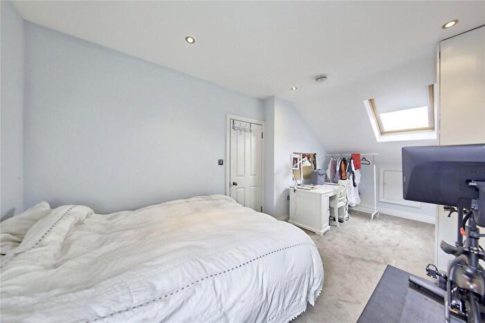 3 Bedroom Apartment To Rent In Aliwal Road, SW11