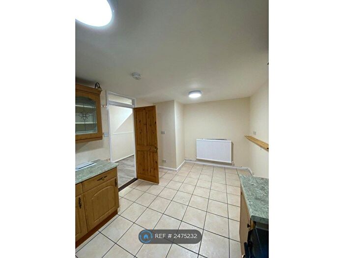 3 Bedroom Terraced House To Rent In Royal Close, Leeds, LS10