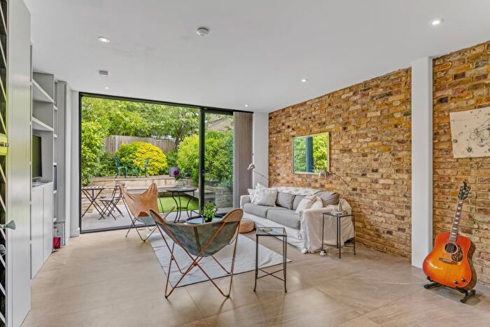 3 Bedroom Apartment To Rent In Ingham Road, West Hampstead, NW6