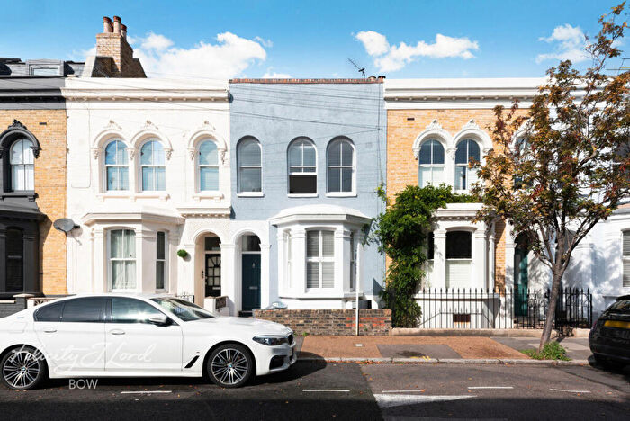2 Bedroom Apartment For Sale In Strahan Road, London, E3