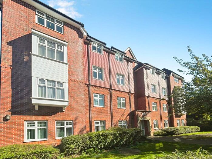 2 Bedroom Flat For Sale In The Hollies, Mapledurwell, RG24