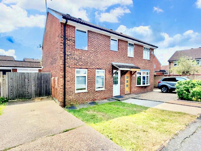 3 Bedroom House To Rent In Rumbullion Drive, Billericay, CM12