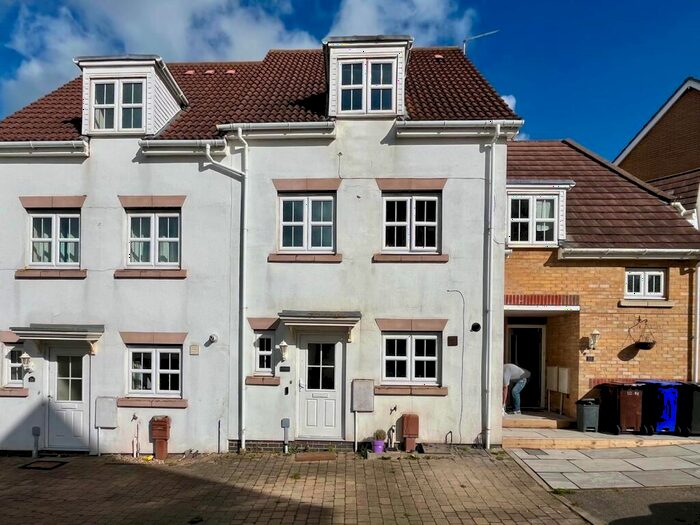 4 Bedroom Semi-Detached House To Rent In Bloomsfield Road, Haverhill - Suffolk, CB9