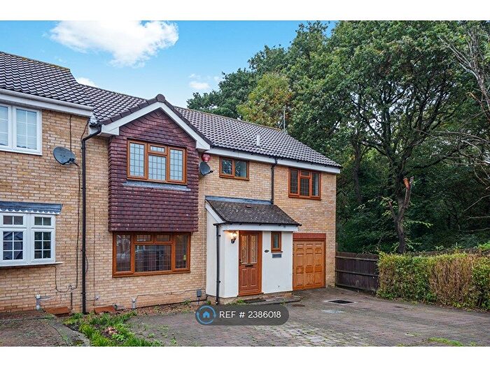 4 Bedroom Semi-Detached House To Rent In Grovedale Close, Hertsfordshire, EN7