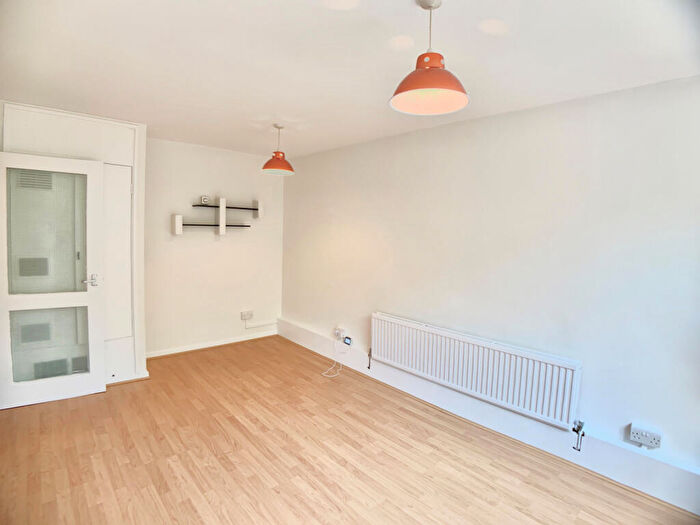 1 Bedroom Flat To Rent In Shelbourne House, New Orleans Walk, London, N19