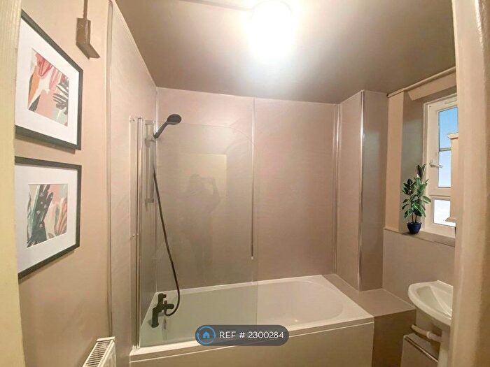 3 Bedroom Flat To Rent In Peckham, London, SE15