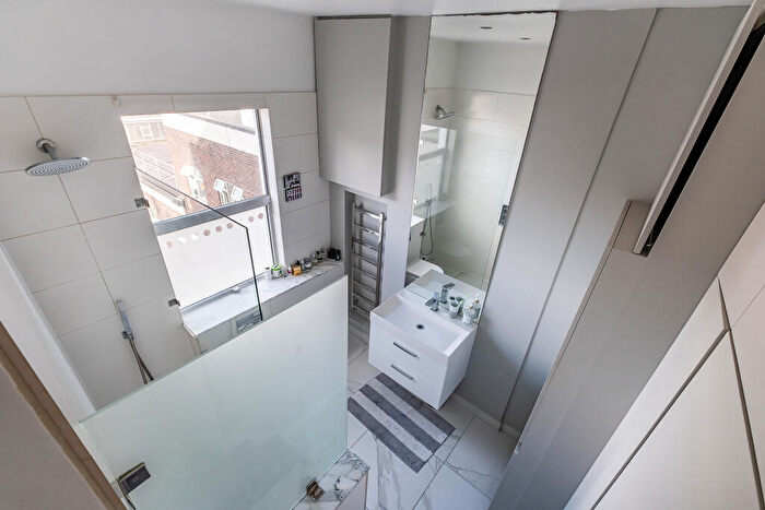 1 Bedroom Flat For Sale In Barker Street, London, SW10