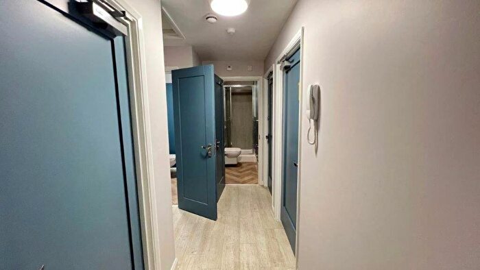 3 Bedroom Flat To Rent In College Court, College Road - Ref, CT1