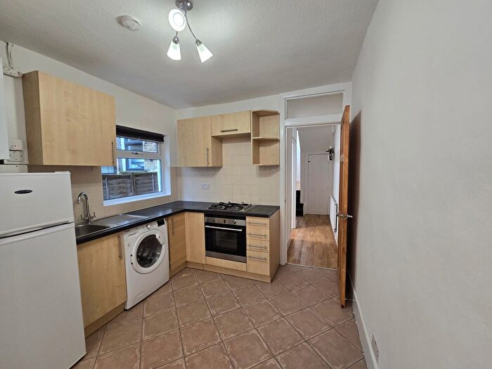 2 Bedroom Flat To Rent In Belfast Road, London, N16