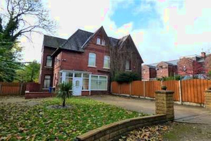 3 Bedroom Semi-Detached House To Rent In Deeplish Cottages, OL11
