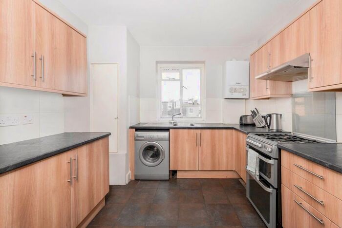 3 Bedroom Flat To Rent In Fairfield Drive, Wandsworth, London SW18