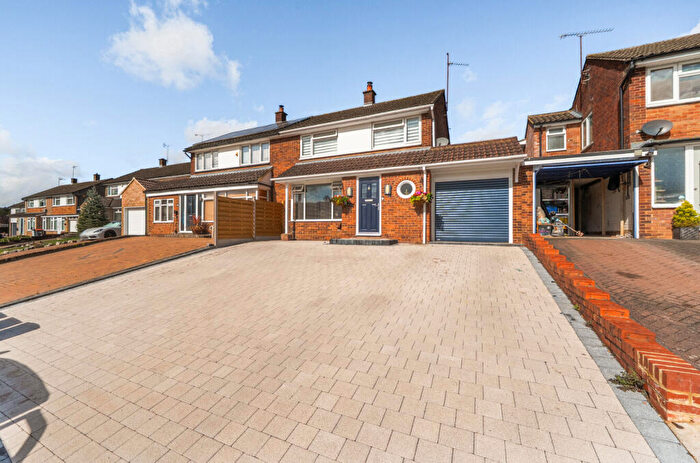 3 Bedroom Semi-Detached House For Sale In Mardale Avenue, Dunstable, Bedfordshire, LU6