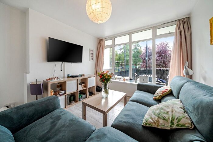 2 Bedroom Flat For Sale In Heather Close, London, SW8